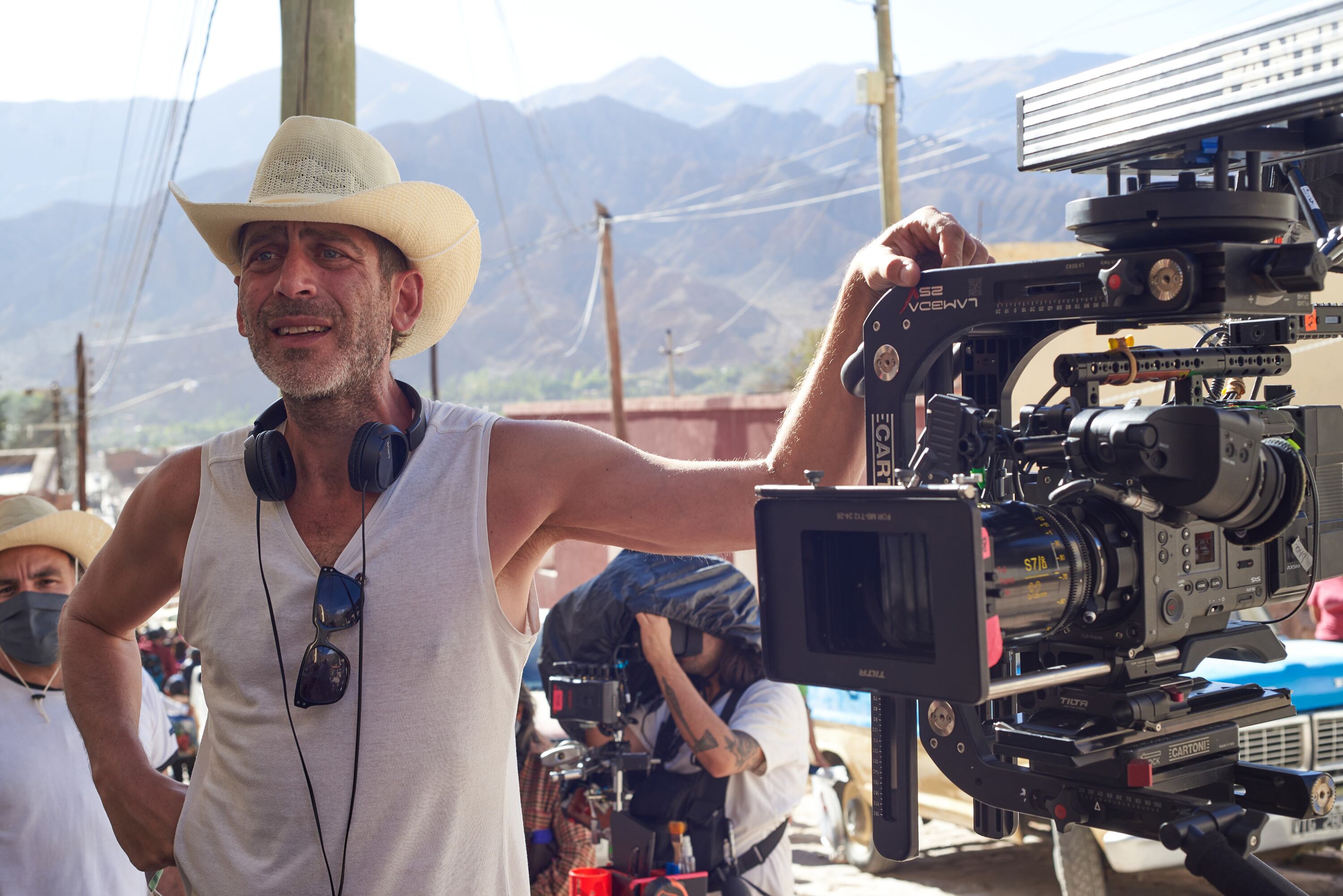 “Nos apoyamos mucho en el entorno para que pareciera un western", admite Montiel. 