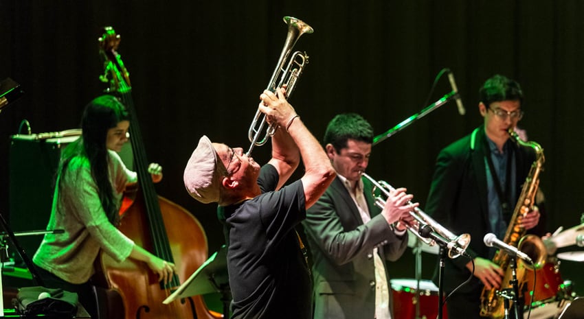 Douglas reservó un espacio para tributar a Wayne Shorter, a quien definió como "mi ídolo máximo".