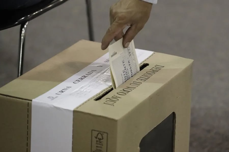 Ciudadano votando en Colombia. Imagen: Carlos Ortega