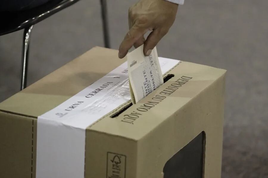 Ciudadano votando en Colombia. Imagen: Carlos Ortega