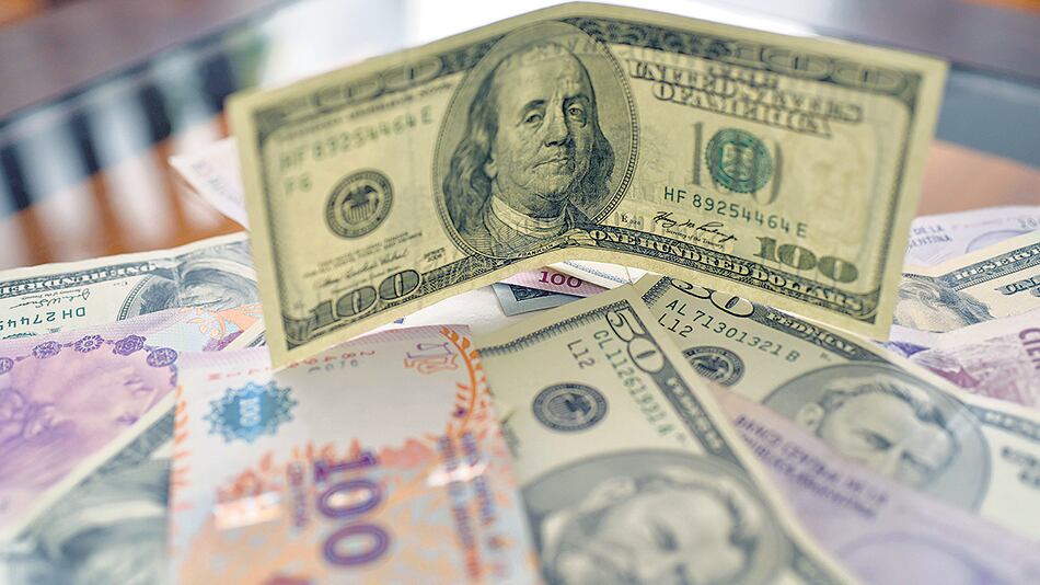 La presión sobre el dólar se hace sentir en la franja mayorista. El Banco Nación debió vender 400 millones el viernes.