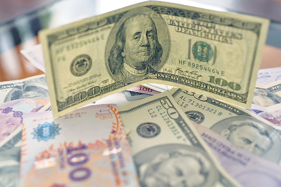 La presión sobre el dólar se hace sentir en la franja mayorista. El Banco Nación debió vender 400 millones el viernes.