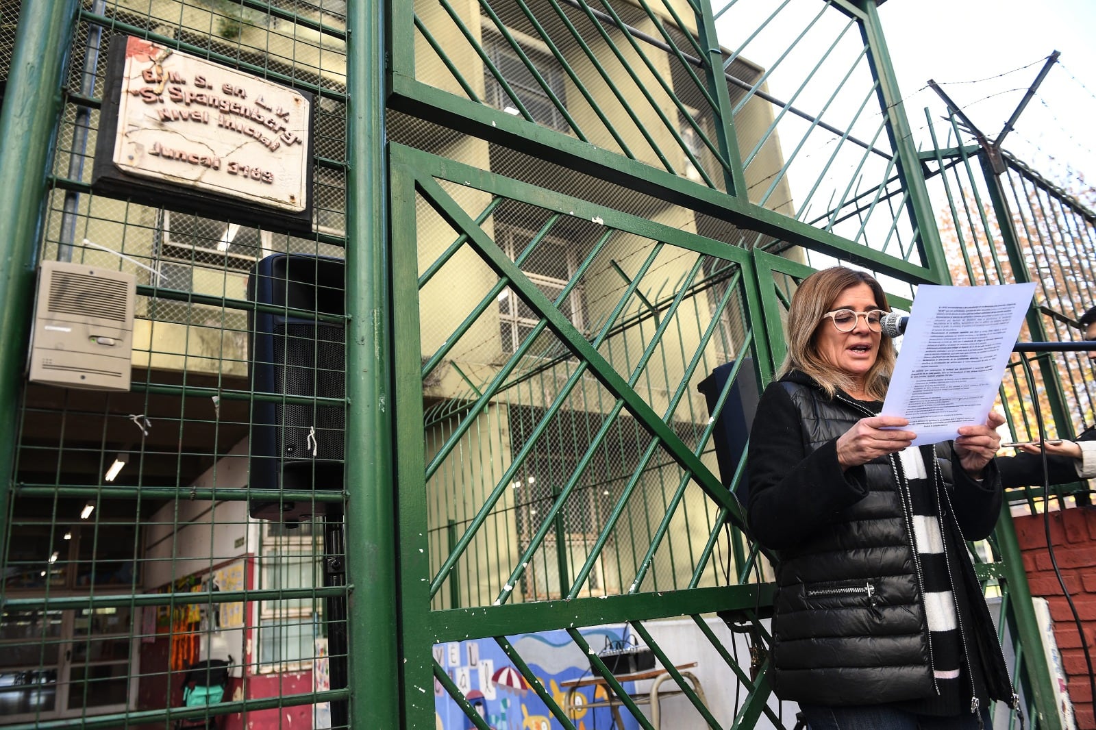 Desde la puerta del Lenguas Vivas habló Nancy Vegas, titular de la cooperadora de esa escuela.