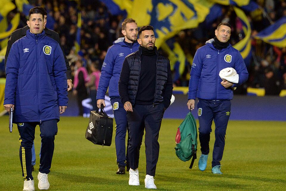 Tevez camino a sentarse por primera vez el banco canaya.