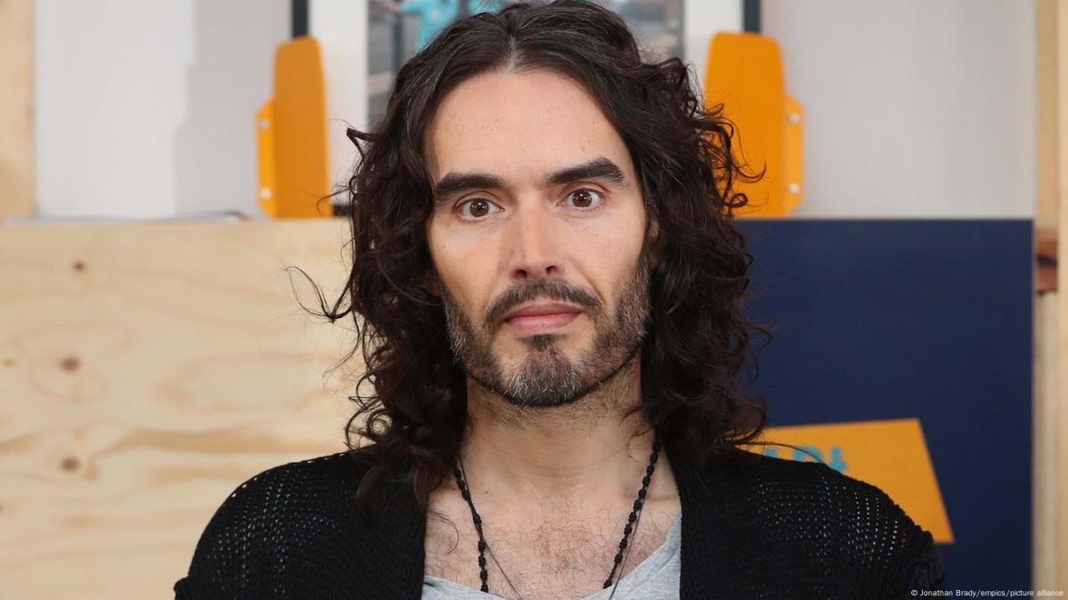 Russell Brand es conocido por su irreverente estilo de comedia, su paso por películas como Get Him to the Greek y su matrimonio con la cantante Katy Perry. 