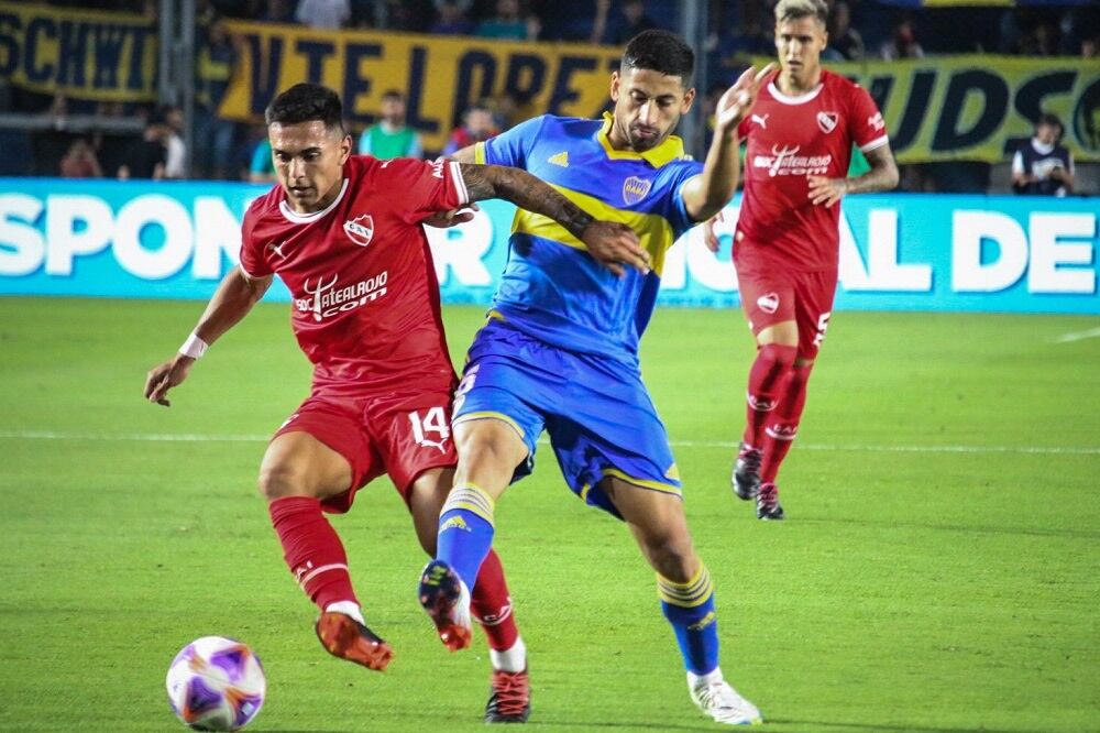 Lucas González y Varela pelean por la posición en la mitad del campo.