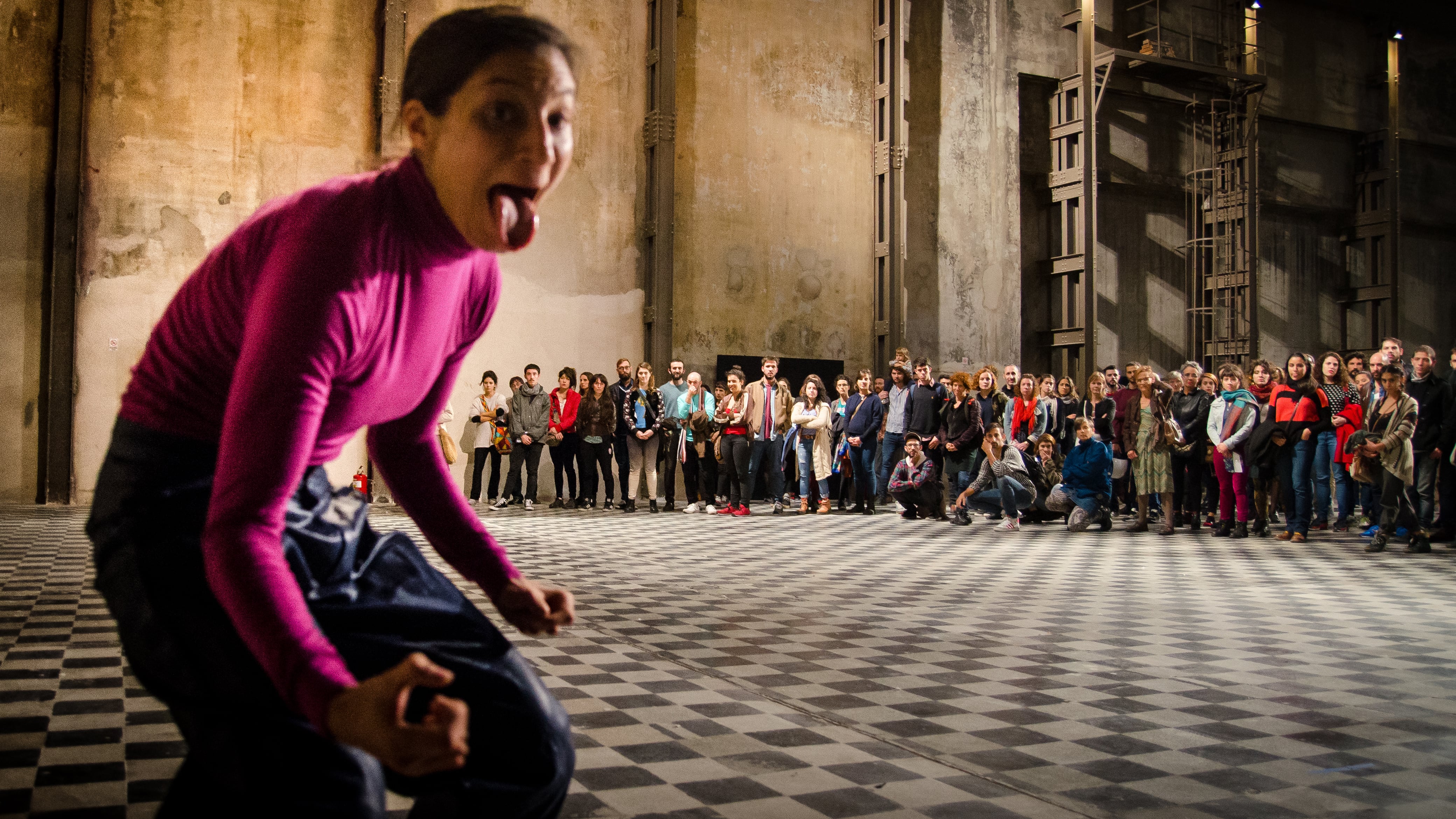 Movimiento público es un taller y performance a cargo de Silvio Lang con la participación de Celia Argüello Rena. 