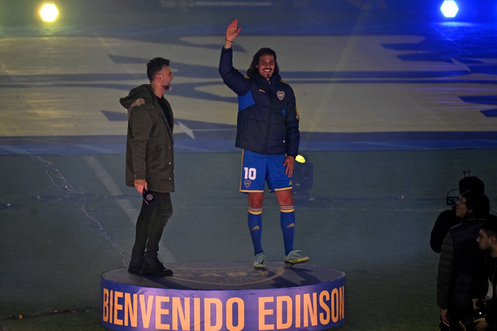 La recepción de Cavani estuvo al nivel de una estrella internacional