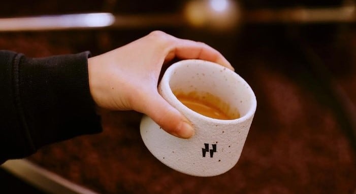 La controversia gira en torno al lanzamiento de Irreverentes, su nueva marca de café de especialidad. Instagram: @irreverentescafe.