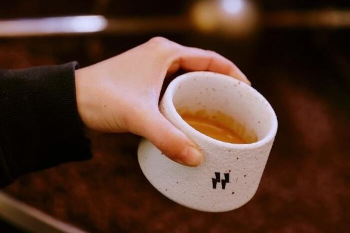 La controversia gira en torno al lanzamiento de Irreverentes, su nueva marca de café de especialidad. Instagram: @irreverentescafe.