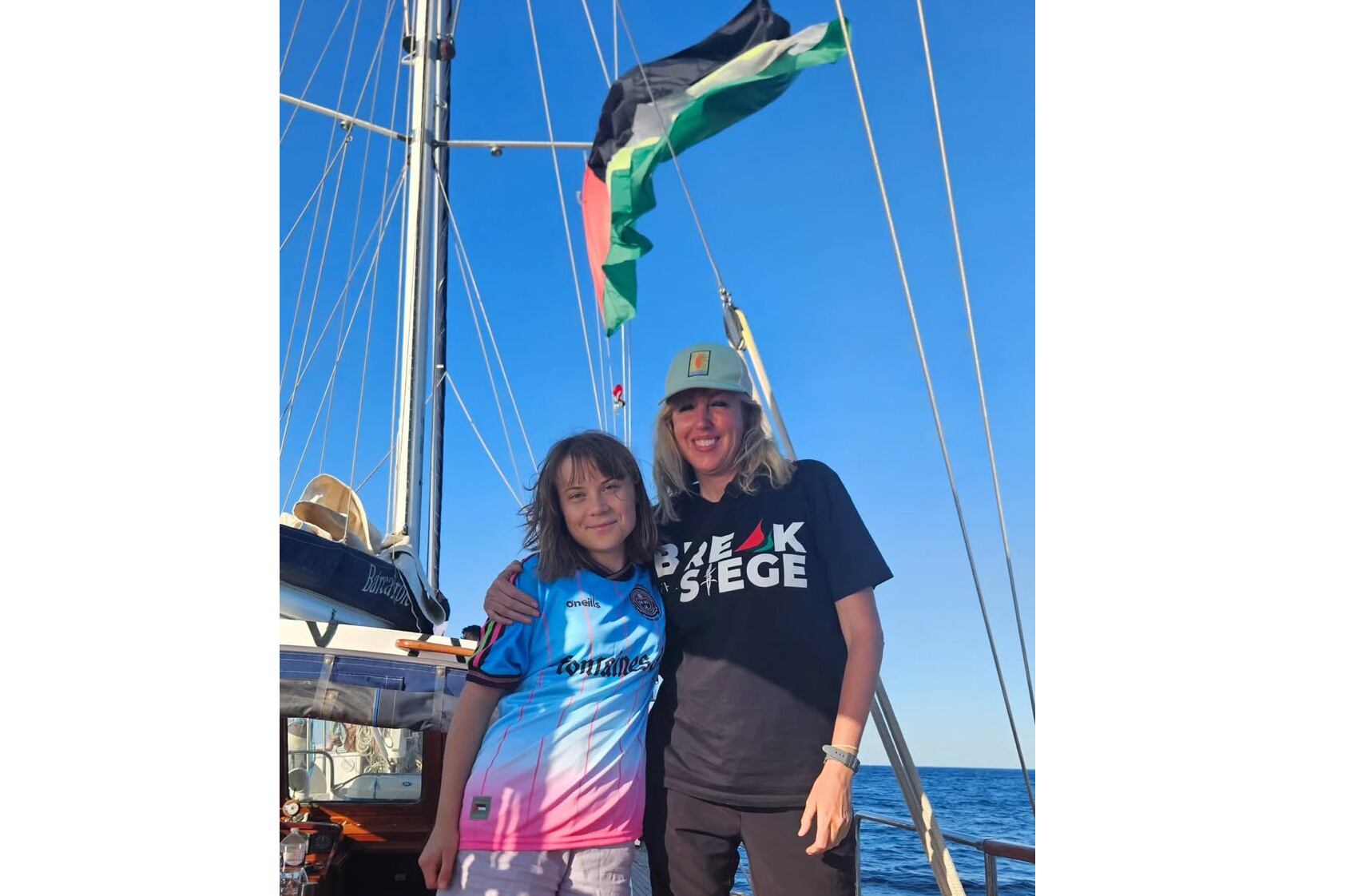 Greta Thunberg, con la camiseta de Bohemian FC y la bandera palestina en el mástil