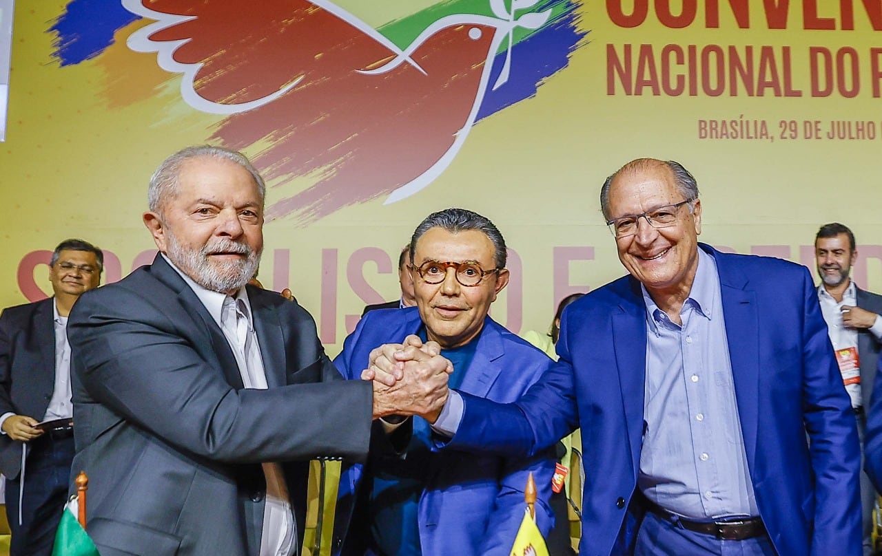El expresidente Lula, el presidente nacional del PSB, Carlos Siqueira, y el exgobernador Geraldo Alckmin en la convención / Ricardo Stuckert