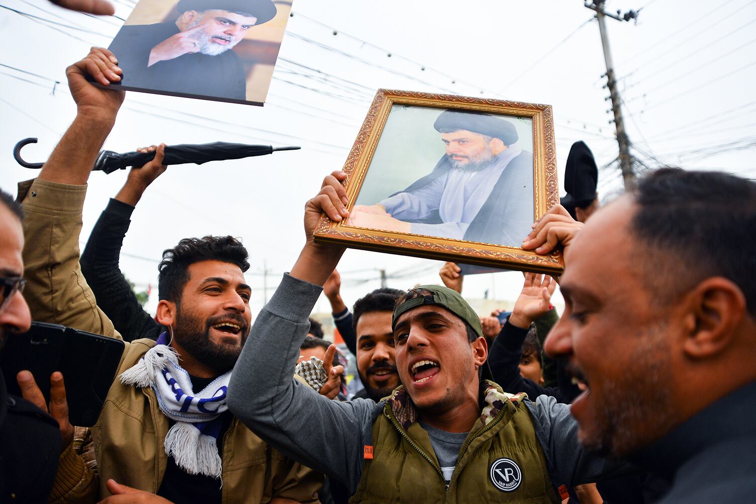 Manifestantes con fotos de Moqtada Sadr en Najaf, Irak.