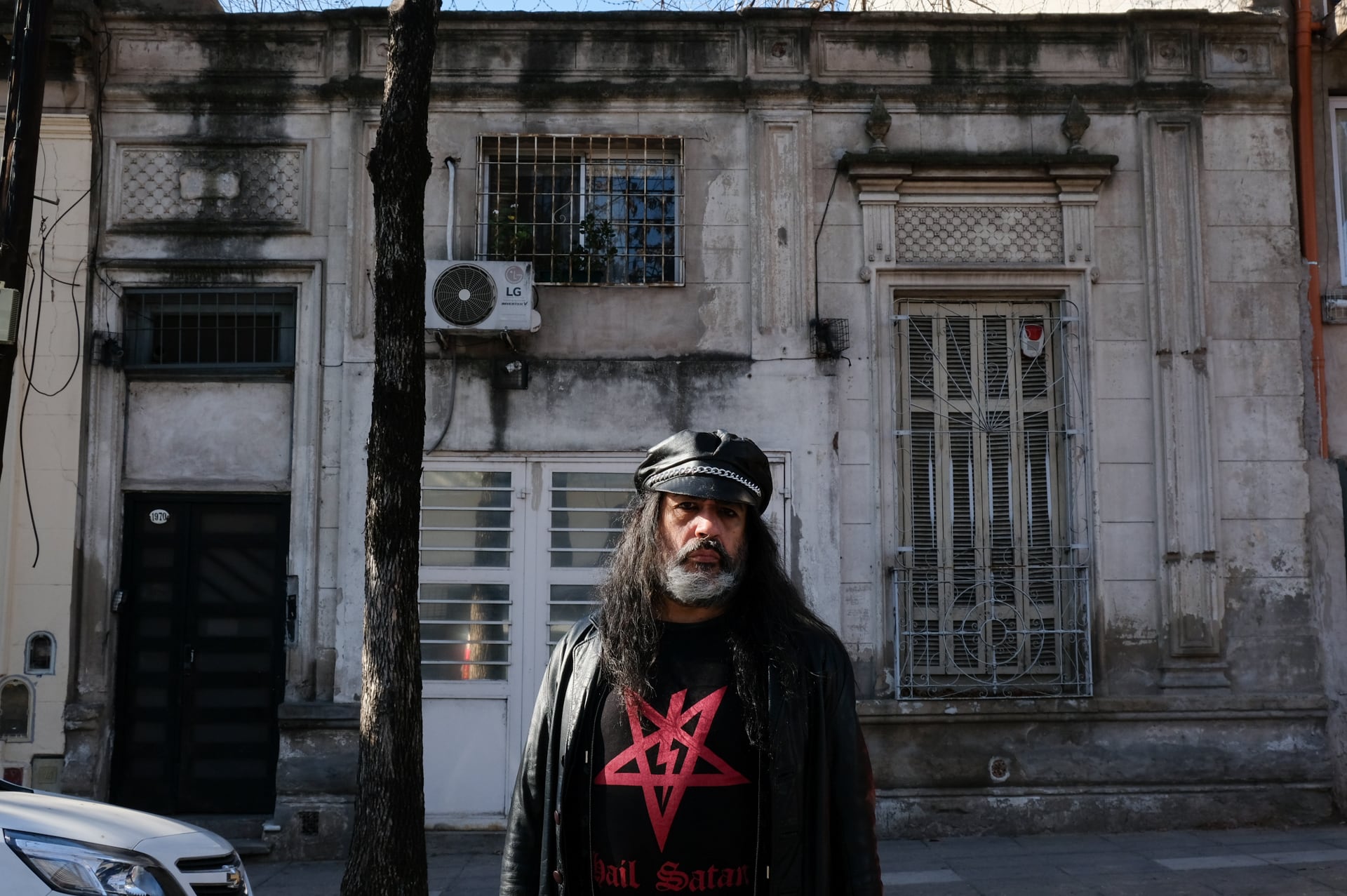 A los 57, y después de una intensa carrera como cantante punk, Marcelo Pocavida presenta un libro sobre su otra obsesión.