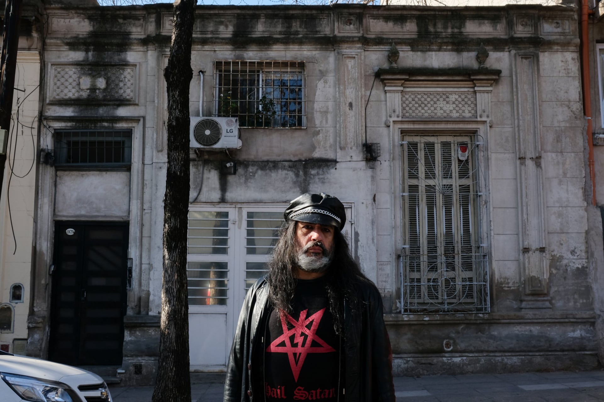 A los 57, y después de una intensa carrera como cantante punk, Marcelo Pocavida presenta un libro sobre su otra obsesión.