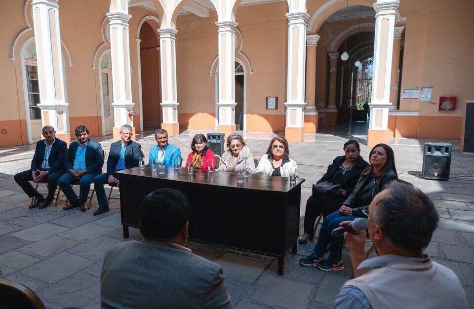 Legisladores y miembros de organizaciones de DDHH el día de la presentación del proyecto de ley.