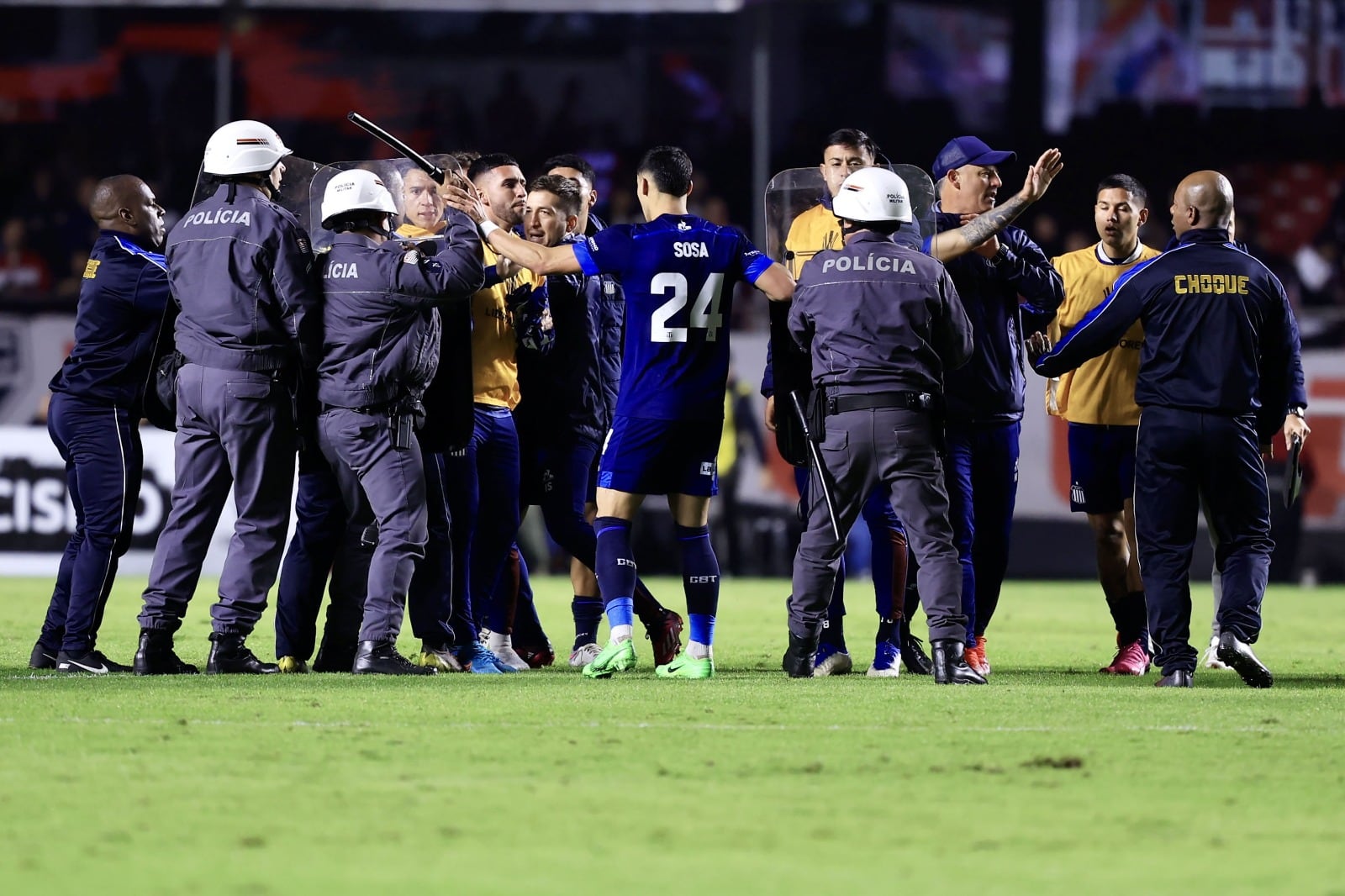 La policía golpeó a los futbolistas de Talleres que le protestaban al árbitro