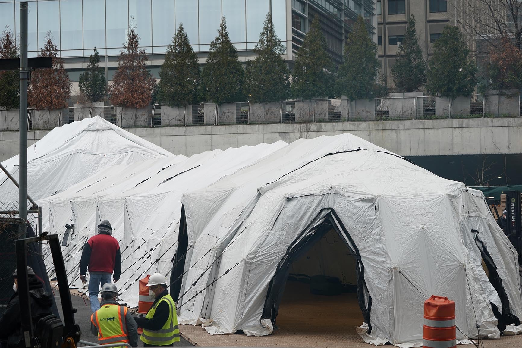 Trabajadores de la ciudad instalan morgues provisorias en carpas en Nueva York.