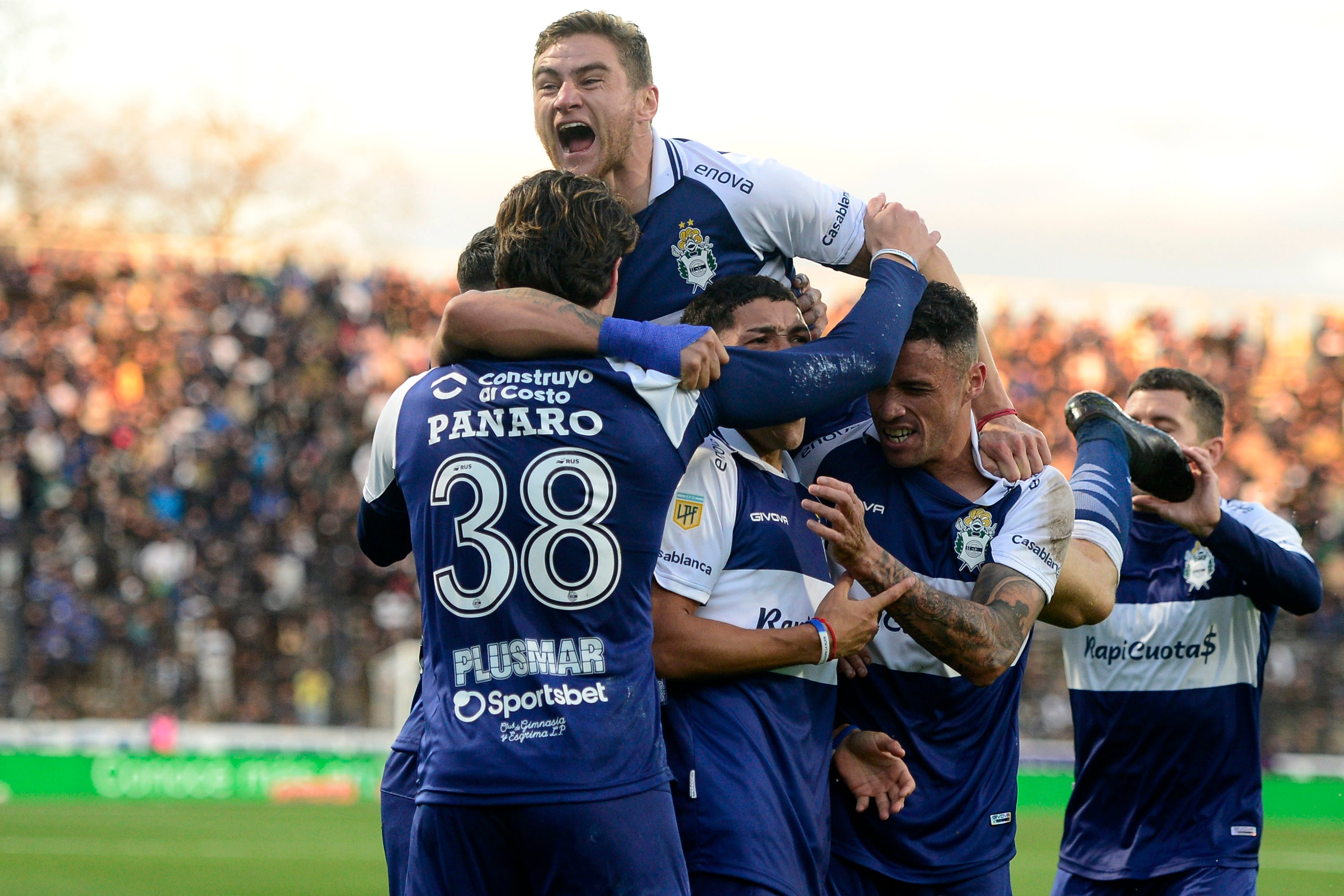 Gimnasia festejó y ganó con un gol en contra