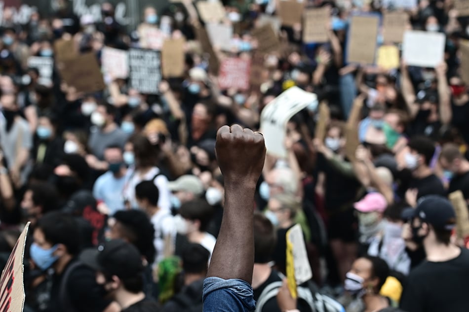 Manifestantes protestan en Nueva York en contra del racismo y el asesinato de Floyd.