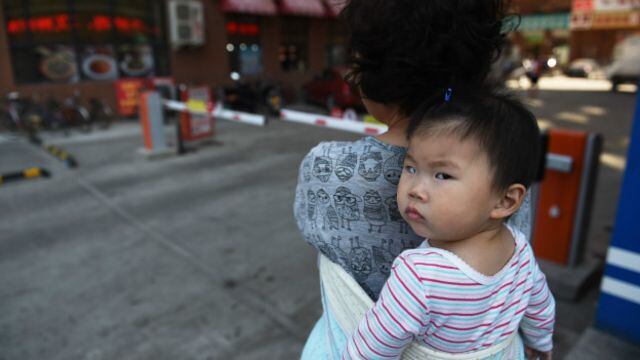 Muchas autoridades locales lanzaron medidas para motivar a las parejas a tener hijos, con bonos de natalidad y asignaciones mensuales.  (Foto: AFP) 