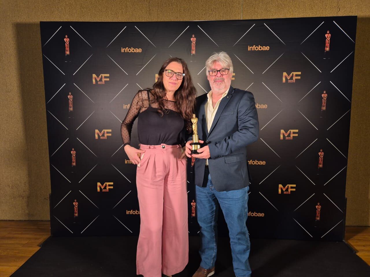 Rocío Gálvez, jefa de Producto, y Santiago Rodríguez, Editor General de pagina12.com.ar, recibieron el premio en representación del medio