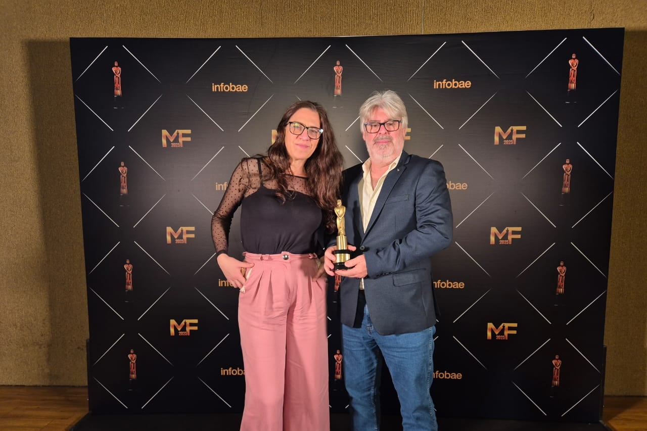 Rocío Gálvez, jefa de Producto, y Santiago Rodríguez, Editor General de pagina12.com.ar, recibieron el premio en representación del medio