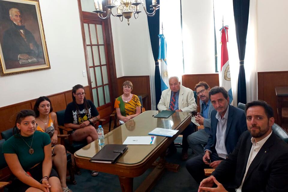 Gutiérrez mantuvo la reunión con vecinos y autoridades del departamento Caseros.