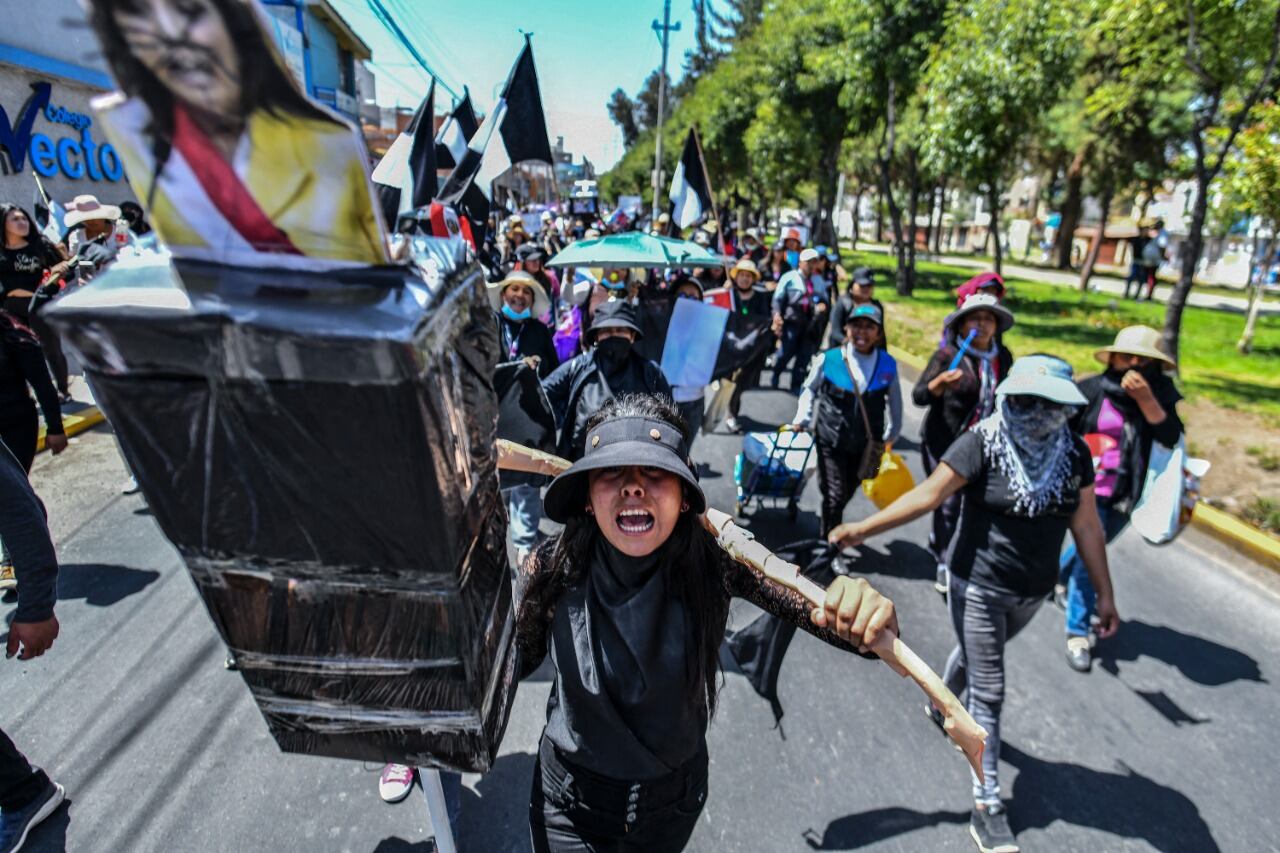 Protesta pidiendo la renuncia de Dina Boluarte en Arequipa.