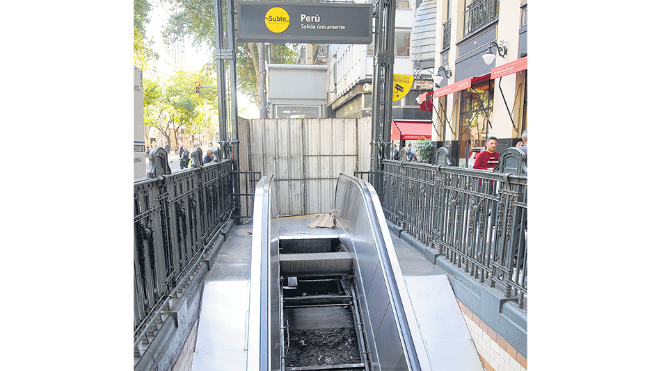Metrovías no hace un buen mantenimiento de los accesos.