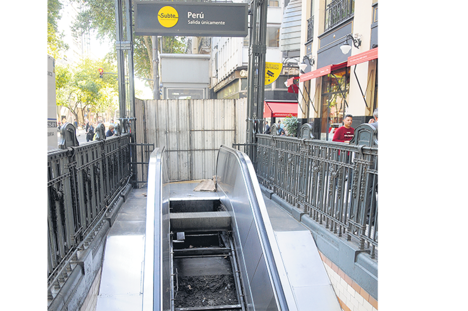 Metrovías no hace un buen mantenimiento de los accesos.