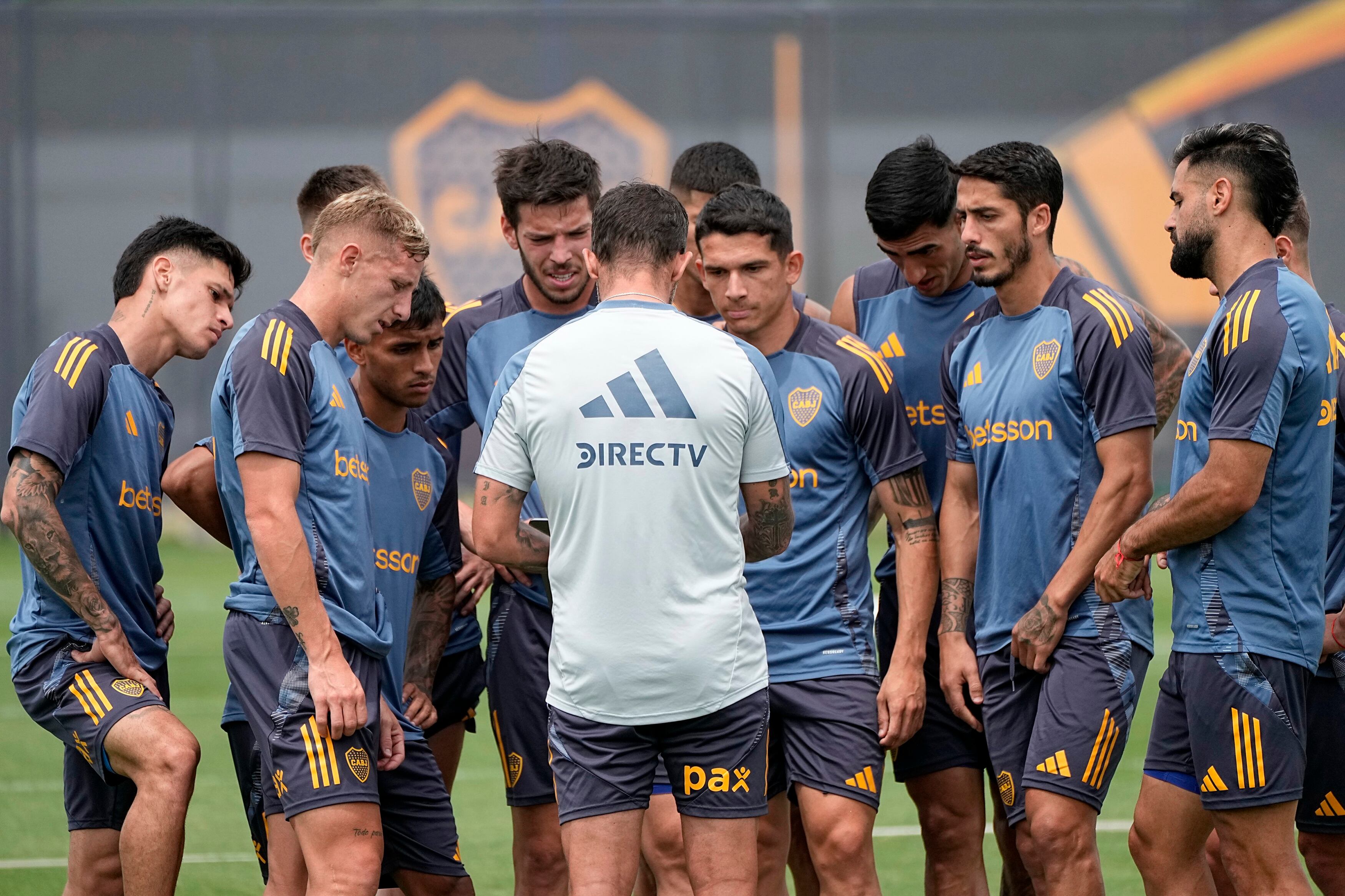 Fernando Gago (de espaldas) les da instrucciones a sus dirigidos