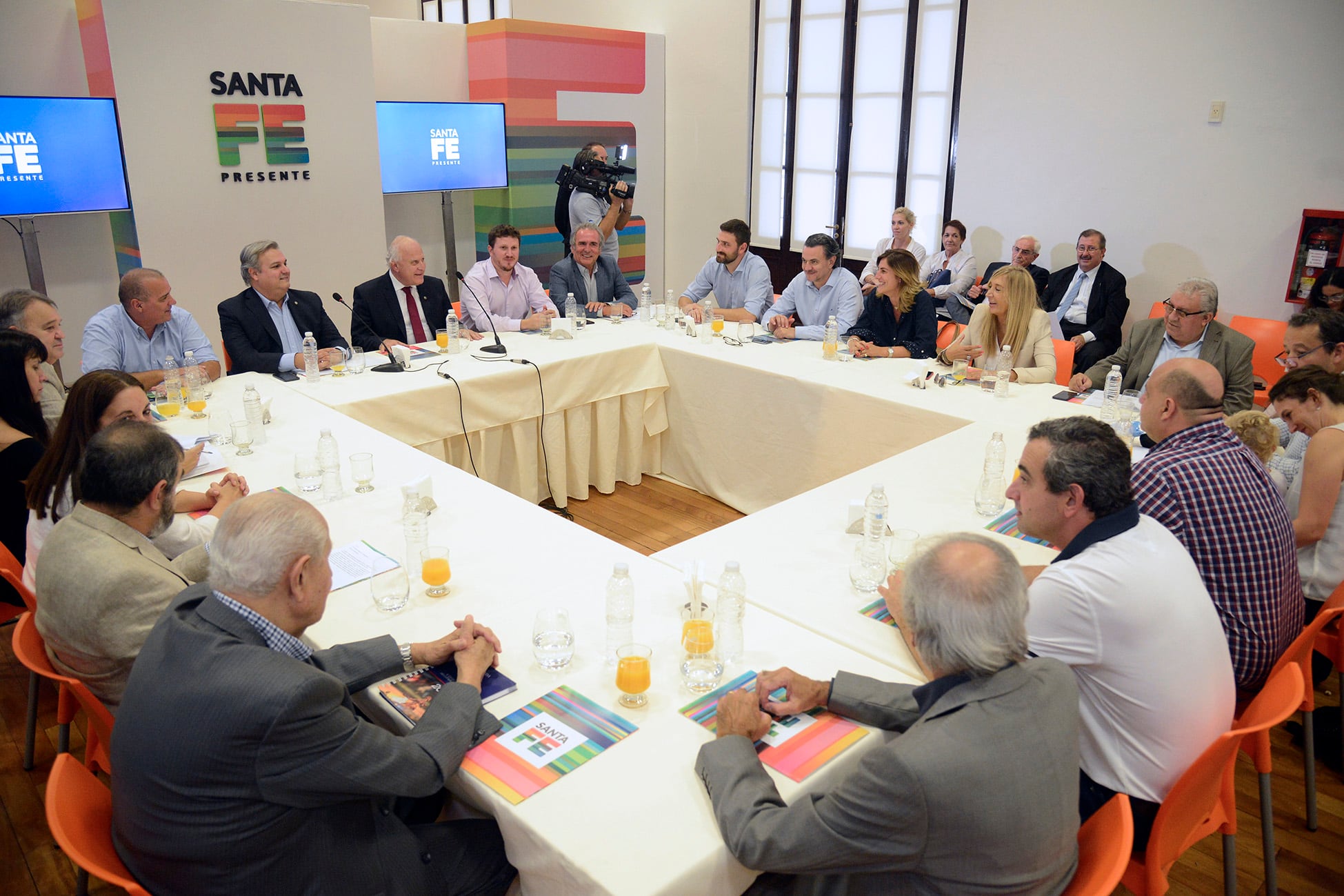 Lifschitz reunió a las autoridades partidarias en la delegación Rosario de Gobierno.