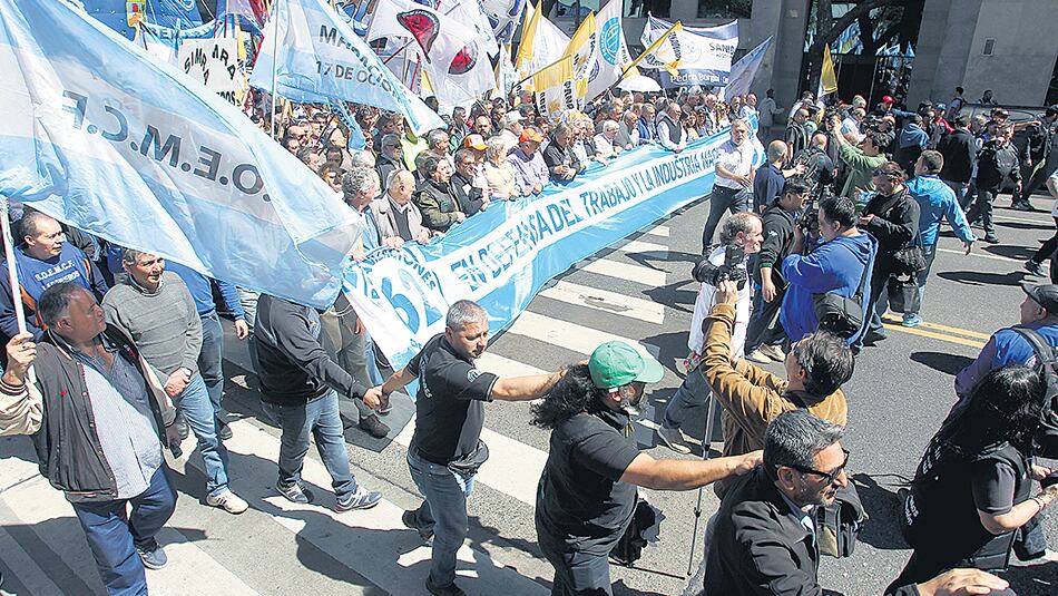 Los empresarios nucleados en Cgera marcharon días atrás junto a la CGT al Ministerio de la Producción.