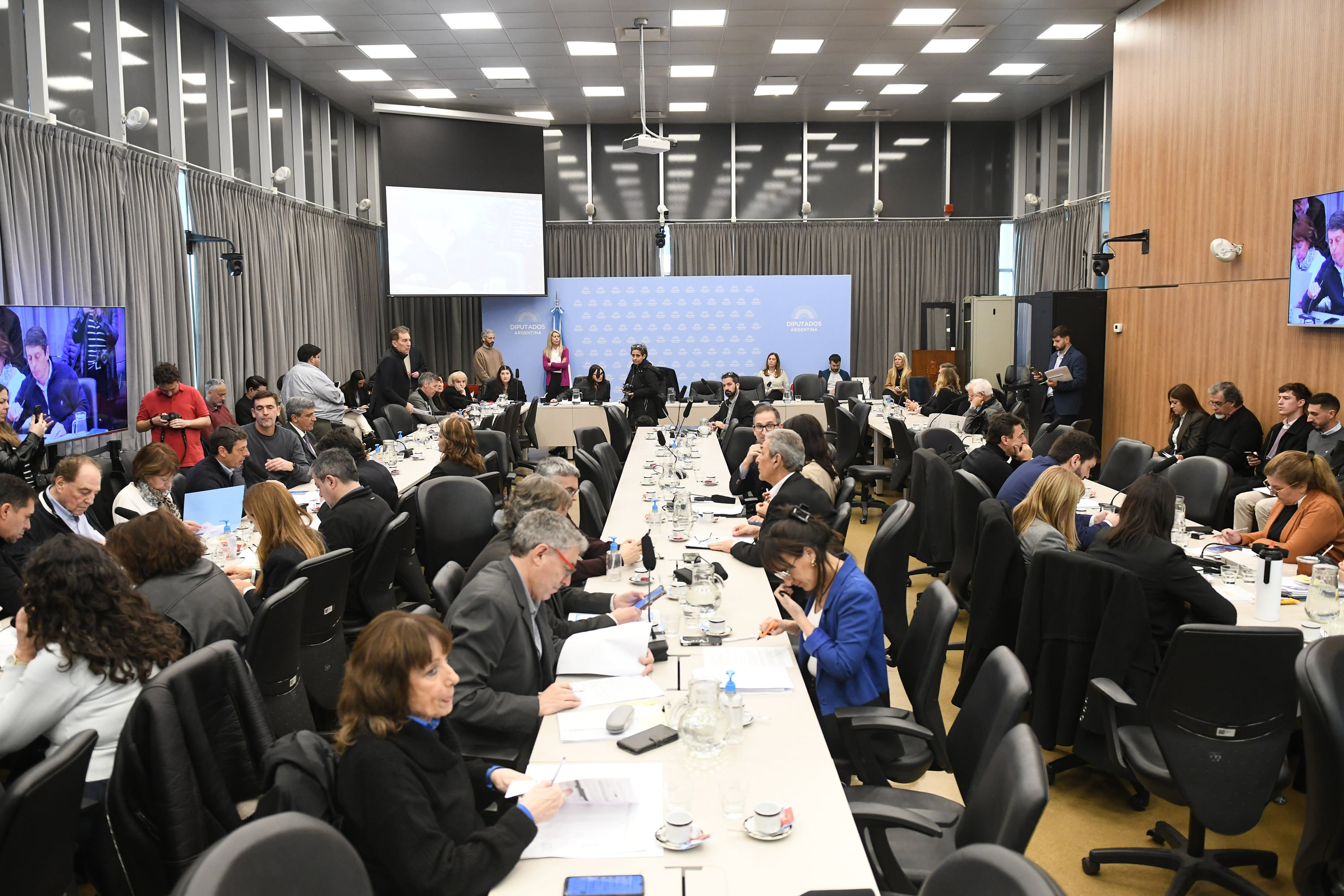 El plenario de Presupuesto y Hacienda junto a Energía y Combustibles trató el proyecto de combustibles de los gobernadores. 