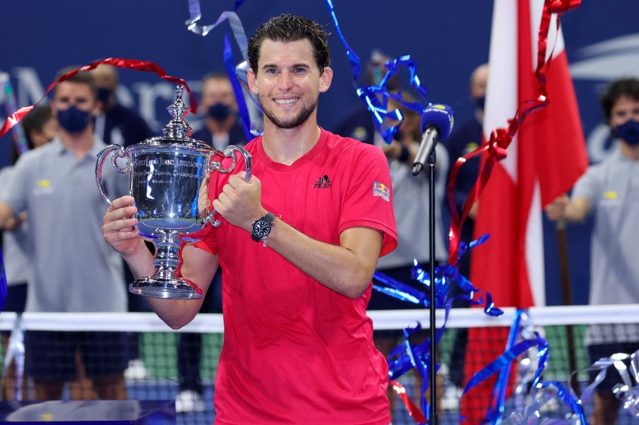 Thiem levanta el trofeo de su primer Grand Slam.
