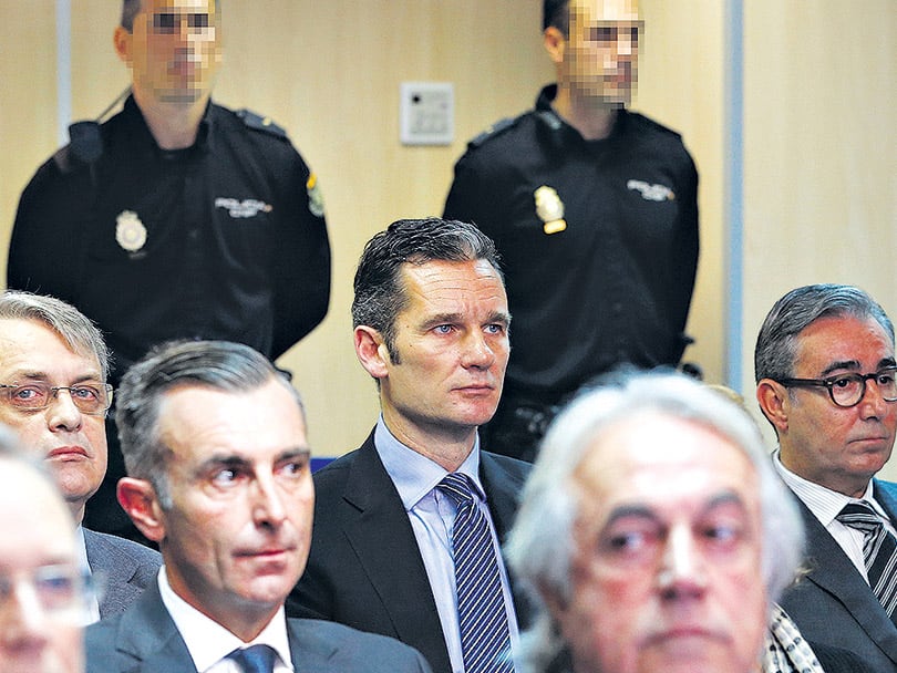 Urdangarín (centro) durante la audiencia de su condena.