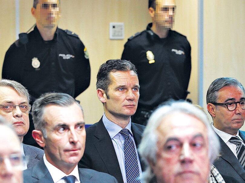 Urdangarín (centro) durante la audiencia de su condena.