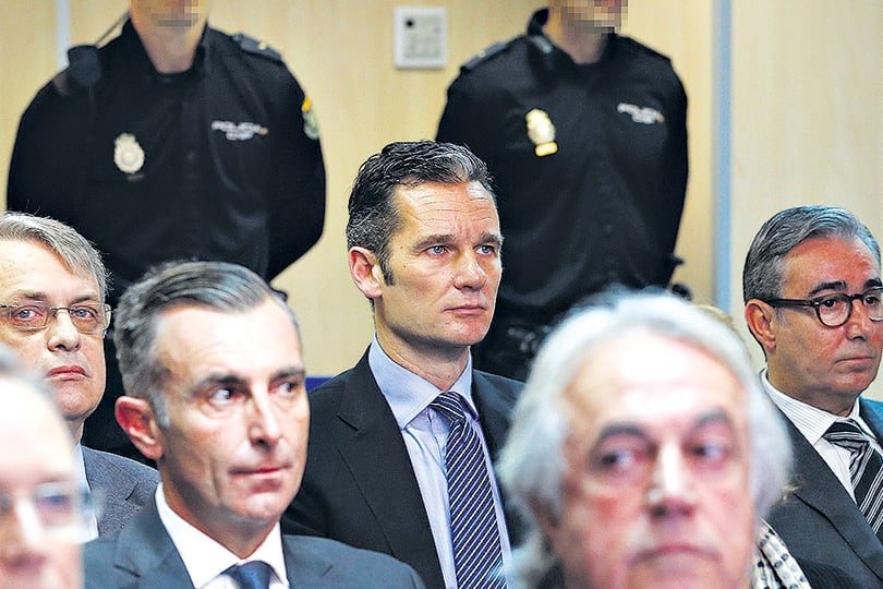 Urdangarín (centro) durante la audiencia de su condena.