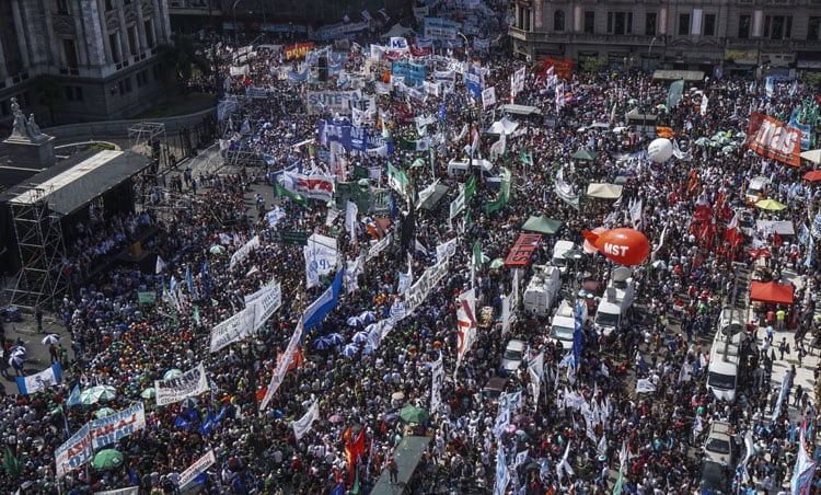 La reforma laboral sacó a los gremios a la calle para mostrar su rechazo.