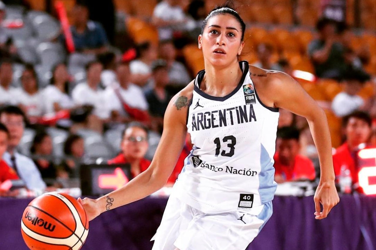 González, capitana y referente, lleva la naranja.