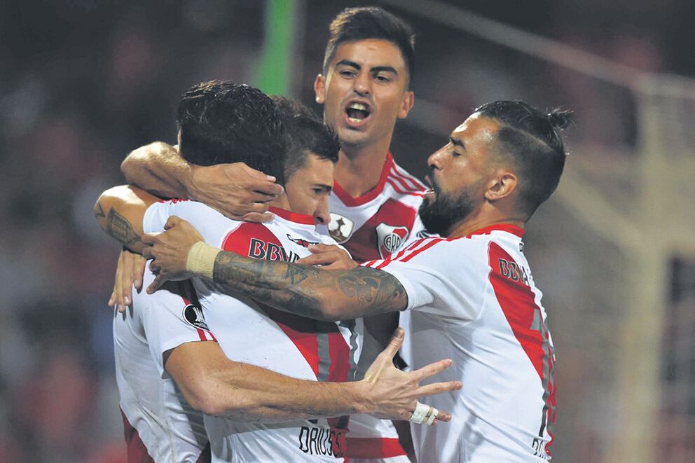 Martínez, Rojas y Driussi esconden a Alario en el festejo del primer gol de River.