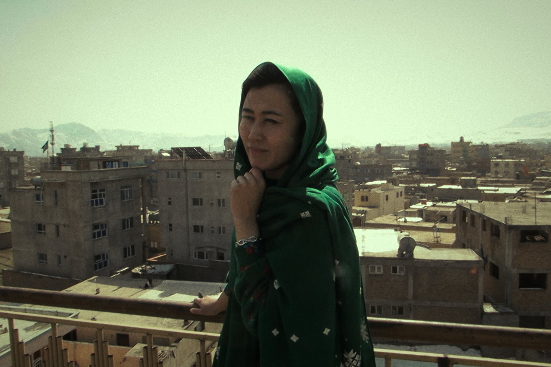 El film recorre los meses siguientes a la toma del poder por los talibanes