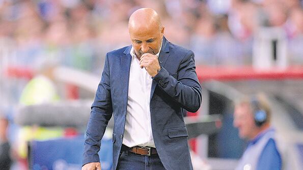 Toda la preocupación de un Sampaoli que cambió su jogging por un atuendo sport.