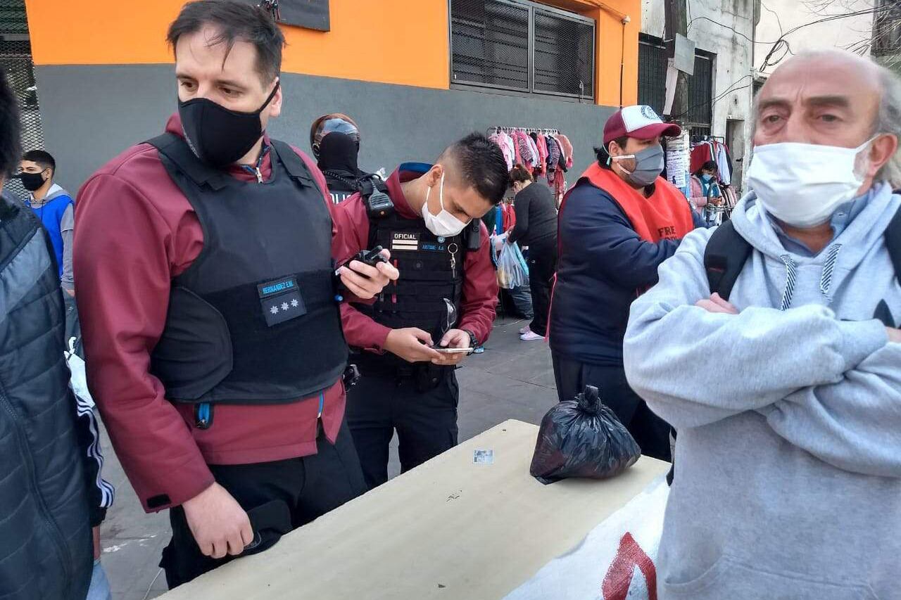 Los vecinos de la villa 21-24 sufren permanente cortes de agua y luz en medio de la pandemia.