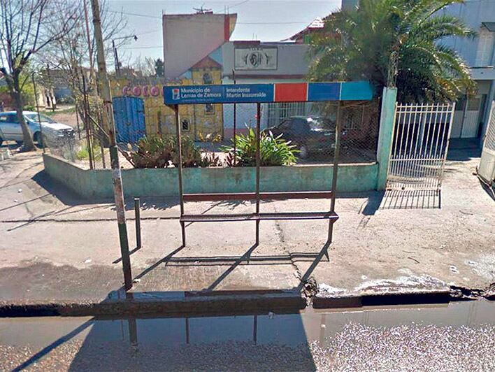 La parada de colectivo en la que Jenifer recibió el disparo en la nuca.