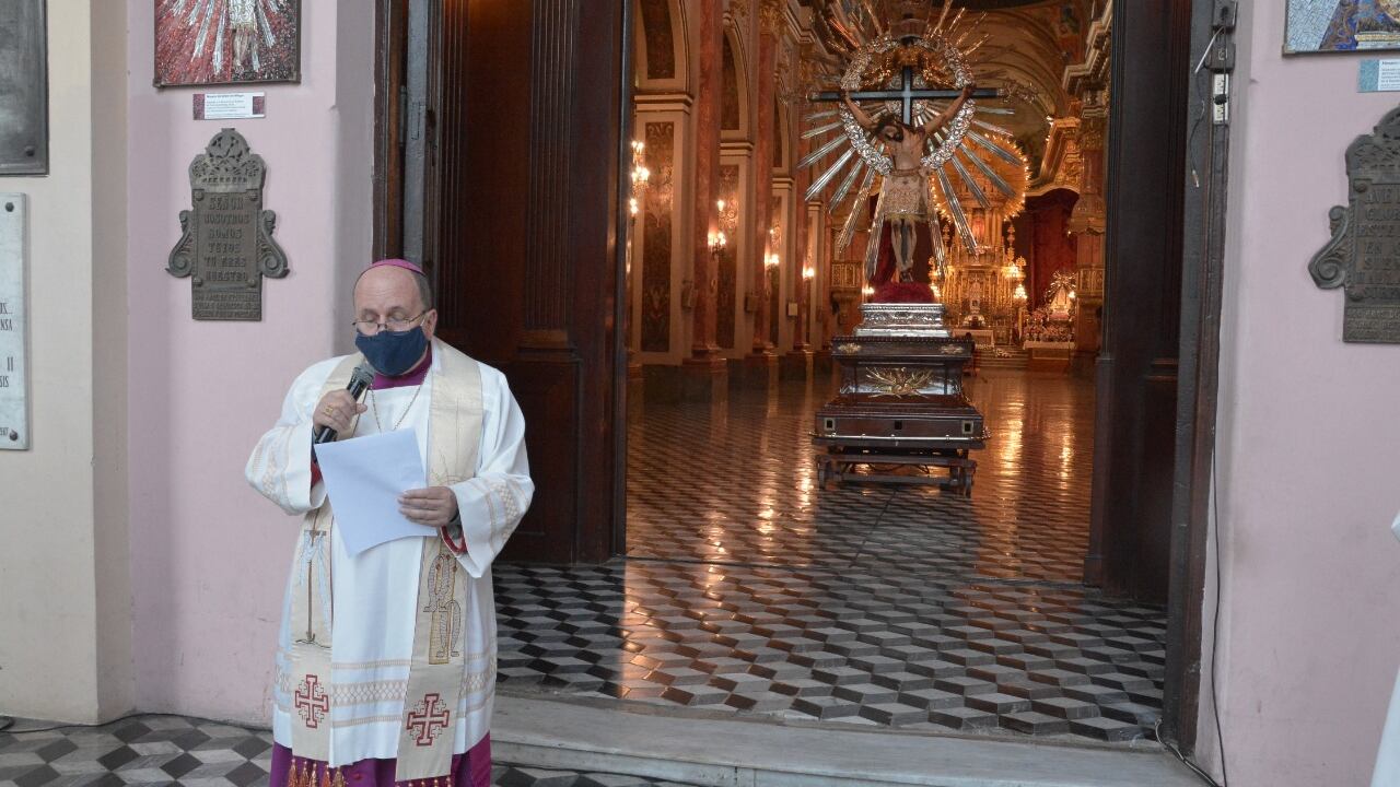 Cargnello realizó la homilía en las escalinatas de la Catedral ante un plaza vacía 