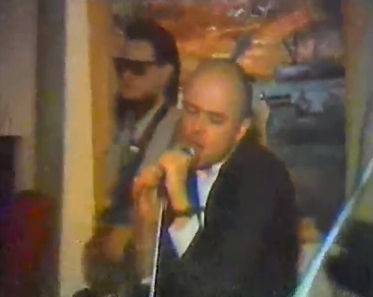 Luca Prodan y Roberto Pettinato (en segundo plano) durante la fiesta que animó Sumo en 1984.