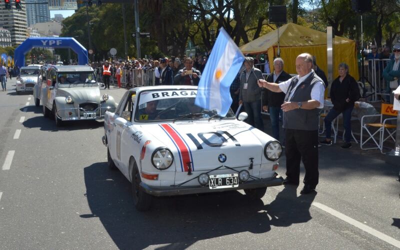 Revello, vice del ACA, le da salida a la cupé De Carlo 1962 de Pérez de Rosa-Suárez