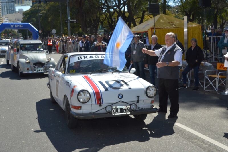 Revello, vice del ACA, le da salida a la cupé De Carlo 1962 de Pérez de Rosa-Suárez
